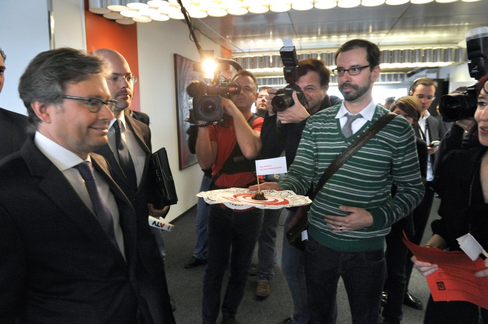Brösel für Wrabetz (Foto © Der Standard)
