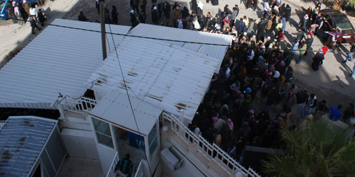 Schlange vor der UNHCR in Amman. Foto: UNHCR
