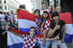 1371197445878-fans-kroatien300.jpg