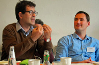 Augustin José Menéndez Jurist an der Universität Léon und Owen Parker, Lehrbeauftragter an der Sheffield University im Diskurs. Augustin José Menéndez Jurist an der Universität Léon und Owen Parker, Lehrbeauftragter an der Sheffield University im Diskurs.