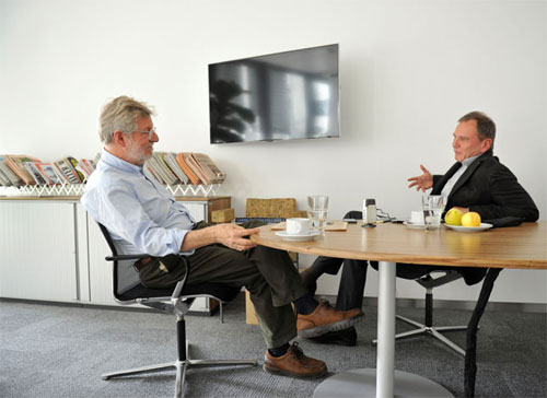 "ZiB 2"-Anchorman Armin Wolf mit STANDARD-Herausgeber Oscar Bronner in dessen Büro im neuen Redaktionsgebäude. Foto: STANDARD/Cremer