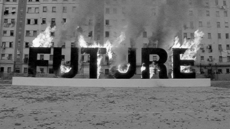 Flammen des Widerstands werden in Schwarzweiß resignativ: Das Video „Burned Word" dokumentiert eine Aktion von Santiago Sierra.