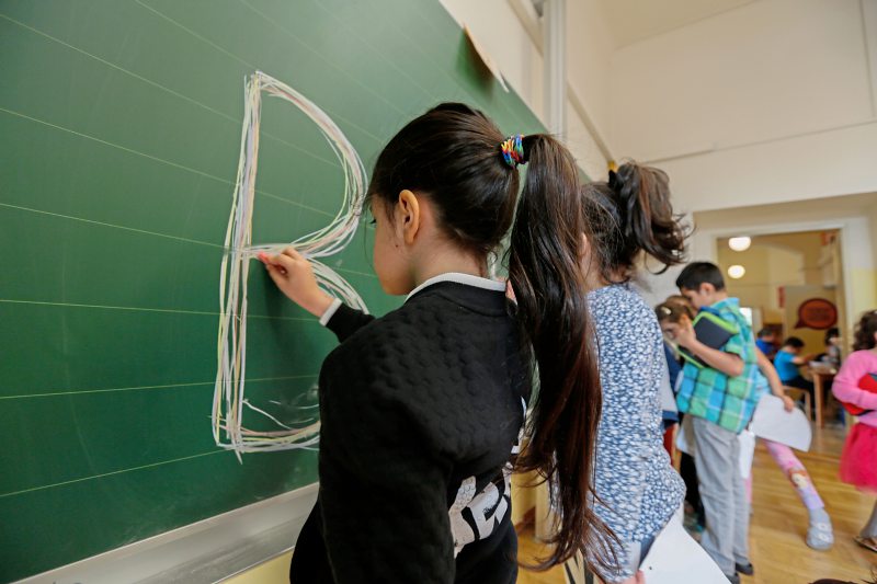 Strengere Regeln gegen aggressive Werbung an Schulen - derStandard.at