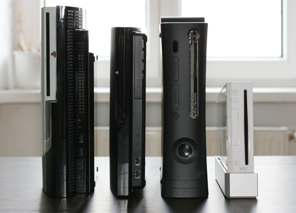 Größenvergleich: PS3, neue PS3, Xbox 360 Elite, Wii