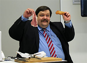 Die Anforderungen an die Kochkunst: "Harte und fasrige Lebensmittel genießbar machen"?&nbsp; "Aber Fleisch ist doch nicht hart und fasrig", siehe hier an diesem rohen Schnitzel. Hart ist es erst nach dem Panieren und Rausbacken.