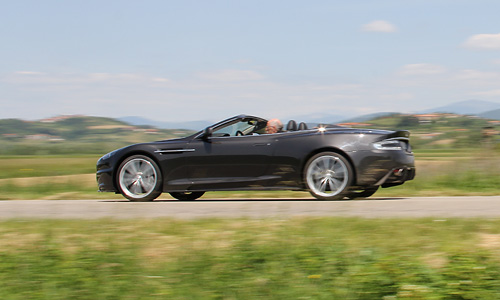 Zweite Meinung
Ob es Kalkül ist oder einfach so passiert: Aston Martin wirkt sehr dezent im Verkehrsbild, seine maschinelle Potenz ist eher für Insider sichtbar, teurer Sportwagen ja, klar erkennbar, aber ohne provokanten Hammer und Haudrauf. Beim flüchtigen Blick mag man oft "nur" einen Jaguar erkennen. Dabei ist das, was dahintersteckt, hochbrisanter Hochleistungsmaschinenbau mit gezielt emotionaler Ausrichtung. Auch hier werden sogenannte Bauchgefühle vorzüglich bedient. In diesem Sinn ein herrliches Fest der Unvernunft. Mit Karbonbremse, das sei betont! (rs)
