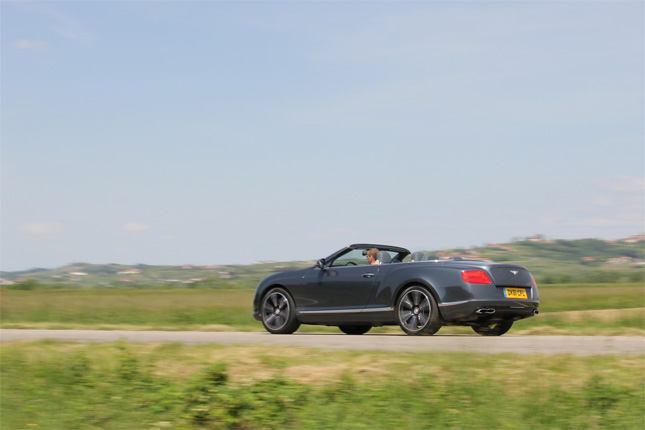 Zweite Meinung
Der Bentley war für mich die große Überraschung dieses Treffens. Die Erwartungen an die einzelnen Autos waren enorm - und das zu Recht. Die Fahrzeuge haben diese auch erfüllt. Außer dem Bentley. Der hat sich selbst übertroffen. Er ist nicht nur charmant, galant und auf seine Art zurückhaltend, sondern ein echter Sportler. Es ist unglaublich, wie dieses Luxusschiff über den Karst zieht. Wer das Gas durchdrückt, wird mit unbändigem Vortrieb belohnt, den das Fahrwerk gerne auch im Winkelwerk verarbeitet. Und nur einen Wimpernschlag später ist er wieder eine edle Sänfte. (glu)