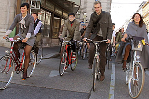Etwa 70 Tweedriders radelten durch Wien und verströmten das Flair der 1920er. Etwa 70 Tweedriders radelten durch Wien und verströmten das Flair der 1920er.