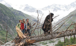 Über diese Brücke muss er gehen: Clarence John Ryan (re.) sowie Lena Stolze, Julia Krombach und Hans-Werner Meyer in "Lapislazuli – Das Auge des Bären". 	