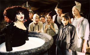 Hier stockt der Gifttrank im Hexenhaus: Nina Hagen, umzingelt von Zipfelmützenträgern, im lustigsten deutschen Film des Jahres, "7 Zwerge – Der Wald ist nicht genug". Hier stockt der Gifttrank im Hexenhaus: Nina Hagen, umzingelt von Zipfelmützenträgern, im lustigsten deutschen Film des Jahres, "7 Zwerge – Der Wald ist nicht genug".