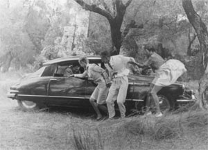 Die Zeichen auf Sturm: Nicht nur in Renoirs spätem Film "Le Déjeuner sur l'herbe" (1959) bringen die Elemente brave Bürger und soziale Konventionen ins Wanken.
Die Zeichen auf Sturm: Nicht nur in Renoirs spätem Film "Le Déjeuner sur l'herbe" (1959) bringen die Elemente brave Bürger und soziale Konventionen ins Wanken.