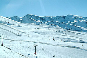 Vom Strand in die Berge ist es in Andalusien ganz nah. Da Europas südlichstes Skigebiet bis auf knapp 3000 Meter reicht, ist die Wahrscheinlichkeit, dass ausreichend Schnee vorhanden ist, gar nicht gering. Vom Strand in die Berge ist es in Andalusien ganz nah. Da Europas südlichstes Skigebiet bis auf knapp 3000 Meter reicht, ist die Wahrscheinlichkeit, dass ausreichend Schnee vorhanden ist, gar nicht gering.