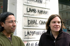 "Vor lauter Zukunftsangst nächtelang nicht geschlafen": Der Pakistani Afzaal (links) und die Österreicherin Natalie Deewan (rechts) - hier vor ihrem Erfolgsbeisl in der Wiener Liechtensteinstraße 11 - wissen nicht weiter. "Vor lauter Zukunftsangst nächtelang nicht geschlafen": Der Pakistani Afzaal (links) und die Österreicherin Natalie Deewan (rechts) - hier vor ihrem Erfolgsbeisl in der Wiener Liechtensteinstraße 11 - wissen nicht weiter.