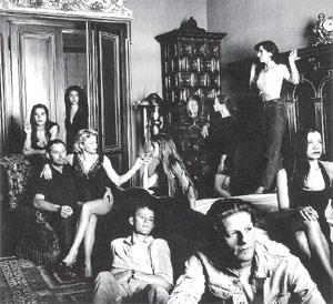 Jan Fabre (ganz vorn) und seine Kompanie (am Schoß die damalige Lebensgefährtin und Muse Els Deceukelier), wie sie Helmut Newton sah: Das Bild stammt aus dem Jahr 1987, ab 27. Juli ist es im Rahmen der Fabre-Ausstellung "Die verliehene Zeit" im Salzburger Rupertinum zu sehen. Die Salzburger Galerie Mauroner zeigt flankierend ab 26. Juli Fabres Denkmodelle und Bic-Zeichnungen.