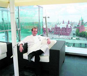 Gerald Vorreiter, oberster Restaurantchef des Ritz Carlton, über den Dächern von Moskau. Rechts hinten ein Teil des Kreml. Gerald Vorreiter, oberster Restaurantchef des Ritz Carlton, über den Dächern von Moskau. Rechts hinten ein Teil des Kreml.