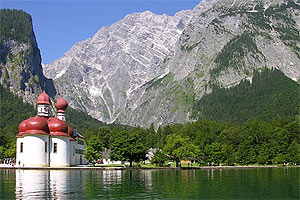 Die Wallfahrtskirche St. Bartholomä ist der einzig bekannte Ort, bei dem sich die "Pilger" einer Elektroboot-Flotte bedienen. Die Wallfahrtskirche St. Bartholomä ist der einzig bekannte Ort, bei dem sich die "Pilger" einer Elektroboot-Flotte bedienen.