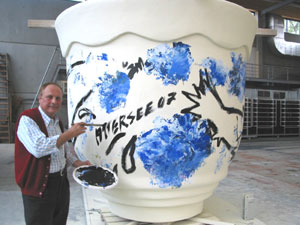Christian Ludwig Attersee gibt Österreichs größter Kaffeeschale den letzten Schliff. Christian Ludwig Attersee gibt Österreichs größter Kaffeeschale den letzten Schliff.