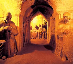 Die k&uuml;nstliche Sandsteinh&ouml;hle im H&uuml;gel Milenka eignete sich f&uuml;r den Bildhauer Stanislav Rol&iacute;nek perfekt, den Rittern des Blanik eine Gestalt zu geben.