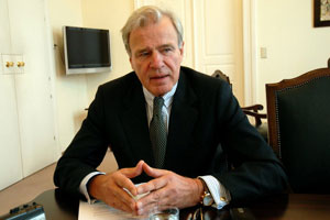Veit Sorger, Präsident der Industriellenvereinigung: "Wir sagen nicht einfach, die Gesamtschule muss her. Für uns steht die Leistungsdifferenzierung innerhalb des Systems, nämlich der Schüler und auch der Lehrer, im Vordergrund. Es muss aber ein Angebot für alle Schüler sein." 
Zum STANDARD-Interview >>>