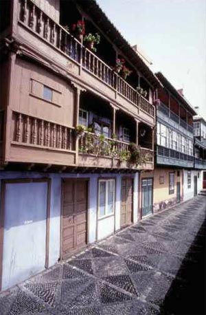Die typischen Holzbalkone in La Palma.