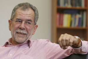 Grünen-Chef Van der Bellen über seinen bürgerlichen Habitus: "Sie glauben nicht, wie wohl das einem Immigrantensohn tut, dass er wie ein indigen-aboriginaler Österreicher bei Arthur Schnitzler wirkt." Grünen-Chef Van der Bellen über seinen bürgerlichen Habitus: "Sie glauben nicht, wie wohl das einem Immigrantensohn tut, dass er wie ein indigen-aboriginaler Österreicher bei Arthur Schnitzler wirkt."