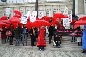 Foto: LEFÖ Artikelbild: Auftakt-Kundgebung "SexarbeiterInnen haben Lust... auf ihre Rechte!"
vor dem Parlament am 1, März
im Rahmen des General Meetings von TAMPEP I - Foto: LEFÖ