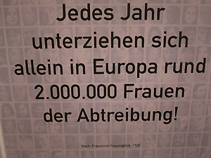 Die erste Revolution der Verhütung war das Entdecken der fruchtbaren Tage durch Knaus und Ogino. Bis in die 20er des letzten Jahrhunderts war die Forschung nicht sicher, ob es die überhaupt gibt, und wenn, wann. Und es dauerte weitere 30 Jahre, bis ihre Ergebnisse gemeinhin anerkannt waren. Das war das erste Mal, dass Frauen sich mit den Prozessen in ihrem Körper auf wissenschaftlichen Fakten beruhend auseinandersetzen konnten. Und eine Methode zur Fertilitätskontrolle daraus entwickeln, "von der wir heute wissen, dass sie nicht so sicher ist - aber besser als keine", so Fiala. Die erste Revolution der Verhütung war das Entdecken der fruchtbaren Tage durch Knaus und Ogino. Bis in die 20er des letzten Jahrhunderts war die Forschung nicht sicher, ob es die überhaupt gibt, und wenn, wann. Und es dauerte weitere 30 Jahre, bis ihre Ergebnisse gemeinhin anerkannt waren. Das war das erste Mal, dass Frauen sich mit den Prozessen in ihrem Körper auf wissenschaftlichen Fakten beruhend auseinandersetzen konnten. Und eine Methode zur Fertilitätskontrolle daraus entwickeln, "von der wir heute wissen, dass sie nicht so sicher ist - aber besser als keine", so Fiala.