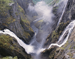 Der Vøringsfossen ist wie die Abenteuerstraße selbst: Tatsächlich
handelt es sich dabei um ein weitverzweigtes Netz von (Wasser-)Wegen. Der Vøringsfossen ist wie die Abenteuerstraße selbst: Tatsächlich
handelt es sich dabei um ein weitverzweigtes Netz von (Wasser-)Wegen.