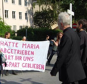 Foto: Markus Peherstorfer Artikelbild: Salzburgs Weihbischof Andreas Laun ließ sich von den GegendemonstrantInnen nur kurz
ablenken. - Foto: Markus Peherstorfer
