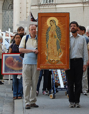 Foto: Markus Peherstorfer Artikelbild: Ein Gemälde der "Maria von Guadalupe"
sollte für den Segen von oben sorgen, Bilder von Embryos für
Betroffenheit. - Foto: Markus Peherstorfer