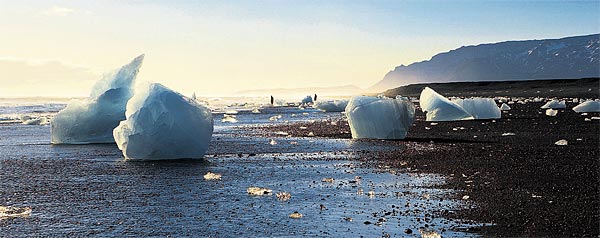 Achttausend Quadratkilometer Eis zeigen der Jökulsárlón-Lagune
regelmäßig die Zunge. Genauer gesagt ist es die poröse Gletscherzunge
Breiðamerkurjökull, die hier bis zu fünfzehn Meter hohe Eisberge
verliert.


Foto: Arctic Images/Ragnar T. Sigurdsson
