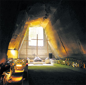 Die neapolitanische Unterwelt ist mächtig - der größte und
wichtigste Friedhof der Stadt liegt unter der Erde, und das gesamte
Wegenetz beträgt rund achtzig Kilometer. Die neapolitanische Unterwelt ist mächtig - der größte und
wichtigste Friedhof der Stadt liegt unter der Erde, und das gesamte
Wegenetz beträgt rund achtzig Kilometer.