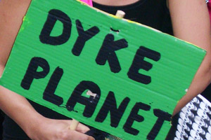 Foto: dieStandard.at/bto Artikelbild: "Do It Yourself!" als Devise eines "subversiven Selbstermächtigungsprojekts": Vom 10. bis 14. September hat sich que(e)r durch Wien die Verschränkung queerer,
feministischer und anti-rassistischer Positionen aus Praxis und Theorie Raum geschaffen... - Foto: dieStandard.at/bto