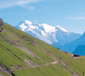 Es herbstelt schon im Aosta-Tal. Auf dem Weg in Richtung Hochsavoyen
werden die Lärchenwälder dann noch einmal lichter, es riecht noch nach
Sommer, und der Weißwein verheißt schon den Süden und das Meer.
