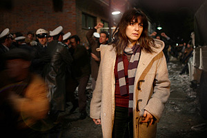 Polizeischlacht auf deutschen Straßen: Martina Gedeck als Ulrike
Meinhof in "Der Baader Meinhof Komplex" - bis hin zum Dufflecoat wurden
Requisiten akribisch recherchiert. Polizeischlacht auf deutschen Straßen: Martina Gedeck als Ulrike
Meinhof in "Der Baader Meinhof Komplex" - bis hin zum Dufflecoat wurden
Requisiten akribisch recherchiert.