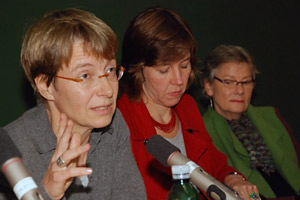 Foto: Pluschkowitz Artikelbild: Andrea Böhm von der Zeit (links) und Rubina Moehring von "Reporter ohne Grenzen" (rechts) diskutierten an der Uni Salzburg über
Rollenbilder von Männern und Frauen in den Kriegen des 21. Jahrhunderts. In der
Mitte Moderatorin Margreth Lünenborg. - Foto: Pluschkowitz