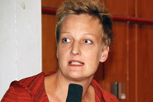 Foto: Pluschkowitz Artikelbild: Die Journalistin Sibylle Hamann
berichtete über ihre Arbeitserfahrung in arabischen Ländern: Als westliche Frau
sei sie dort unweigerlich auch "Teil eines Kulturkampfs". - Foto: Pluschkowitz