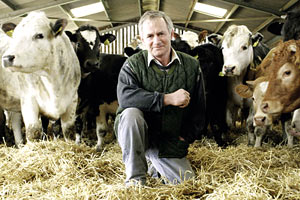 Landwirt und Vieh – aber die Welt britischer Bauern und Nutztiere ist alles andere als idyllisch. Landwirt und Vieh – aber die Welt britischer Bauern und Nutztiere ist alles andere als idyllisch.