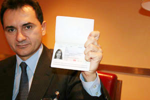 Foto: derStandard.at/flon Artikelbild: Das ist er, der neue biometrische Reisepass für Serbinnen und Serben. - Foto: derStandard.at/flon