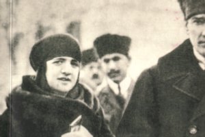 Foto: Buchcover/Orlanda Verlag Artikelbild: Latife Hanim (1900 - 1975) war zweieinhalb Jahre mit Mustafa Kemal Atatürk verheiratet. Der Republikgründer ließ sich 1925 von ihr scheiden - ganz "einfach" nach traditionell islamischem Recht, dessen Opponent er politisch gesehen war. - Foto: Buchcover/Orlanda Verlag