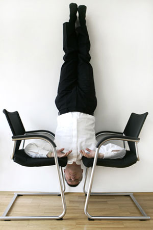 Foto: MDS Network Artikelbild: Wenn einem die Arbeit zu viel wird, hilft ein Kopfstand. - Foto: MDS Network
