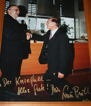 Der Landeshauptmann geht in die Knie. Dieses Bild hängt im Büro von Bürgermeister Johann Gartner.