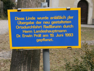 In der Ortschaft erinnert vieles an den Landeshauptmann. Nicht nur die vielen Schaukästen mit Bildern von Pröll, sondern auch dieses Schild am Kirchplatz.