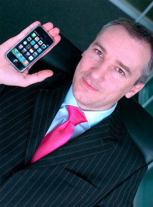 Stolzer iPhone-Händler: Robert Chvátal, Chef von T-Mobile Austria. Stolzer iPhone-Händler: Robert Chvátal, Chef von T-Mobile Austria.