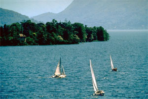 Mit dem Boot erreicht man die Brissago-Inseln. Mit dem Boot erreicht man die Brissago-Inseln.