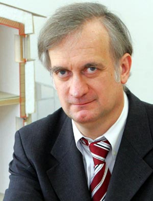 Wolfgang Feist, Leiter des Passivhaus Instituts (PHI) in Darmstadt: "Die Kostendifferenz muss reduziert werden, die Technik muss auch bei Gebäudesanierungen Anwendung finden."
Wolfgang Feist, Leiter des Passivhaus Instituts (PHI) in Darmstadt: "Die Kostendifferenz muss reduziert werden, die Technik muss auch bei Gebäudesanierungen Anwendung finden."
