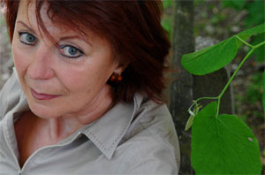 Foto: Heribert Corn Artikelbild: Dine Petrik: "du geh, ich geh nicht verloren an krummen stilen, dem ICH, das lange an steinen gelegen hat, wuchsen äste zum kampf bei dem bleiben, gehen, mach die tür auf, lehmblau, wie der sommer geneigt steht auf nichts zu warten, betäubt vom duft alter hügel voller grüner zeiger." - Foto: Heribert Corn