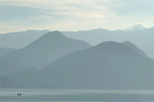 Still ist es hier am Skadar-See, wo nur ein paar Fischerboote durchs Wasser pflügen. Still ist es hier am Skadar-See, wo nur ein paar Fischerboote durchs Wasser pflügen.