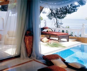 Der gediegene Charme des Danai Beach Resort, im Bild ein Blick aus der Honeymoon Suite, steht in reizvollem Kontrast zur zerklüfteten Landschaft der Halbinsel Sithonia, wo Schafherden über unberührten Buchten grasen Der gediegene Charme des Danai Beach Resort, im Bild ein Blick aus der Honeymoon Suite, steht in reizvollem Kontrast zur zerklüfteten Landschaft der Halbinsel Sithonia, wo Schafherden über unberührten Buchten grasen