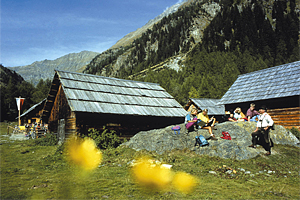 Einfache Wanderungen haben den Vorteil, dass sich der Wanderer ganz den Schönheiten der Gegend widmen kann. Einfache Wanderungen haben den Vorteil, dass sich der Wanderer ganz den Schönheiten der Gegend widmen kann.